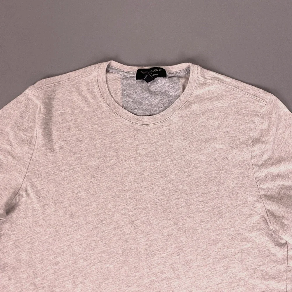 Banana Republic T-Shirt Medium Mens‎ Moisture Wicking Beige Heathered Crew Neck